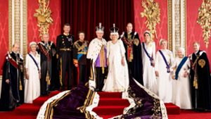 König Charles III., Königin Camilla und die anderen „working Royals“ auf den Stufen des Throns im Buckingham Palace. Foto: AFP/HUGO BURNAND