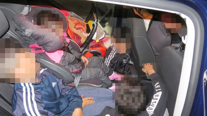 Mit Tempo 190 an der Polizei vorbei – fünf Kinder auf der Rückbank