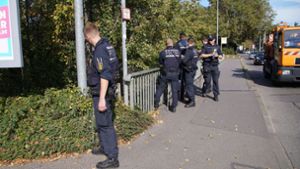 Polizisten durchsuchen das Gebiet rund um den Fundort einer Wasserleiche am Neckar. Foto: SDMG