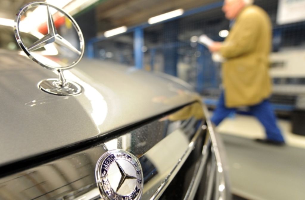 Im kommenden Jahr wird Mercedes die E-Klasse erneuern. Dann gibt es einen Hybrid, der an der Steckdose geladen werden kann. Foto: dpa