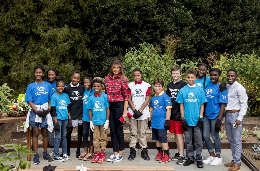 Melania Trump gärtnerte zusammen mit Jugendlichen der Organisation „Boys and Girls Club of Washington“.