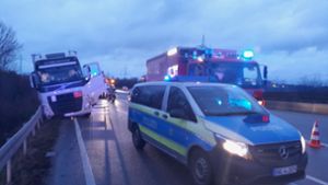 Der Gefahrgut-Lkw war auf der A81 bei Ludwigsburg gegen eine Leitplanke gekracht. Foto: KS-IMAGES.DE/ANDREAS ROMETSCH