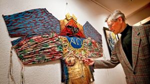 Der Künstler und sein zentrales Werk der Vernissage: Kurt-Peter Pankok mit „Alpha und Omega“. Foto: Heiss