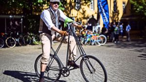 Lustig gekleidete Männer auf tollkühnen Fahrrädern: Der Tweed Run macht Spaß. Foto: Lichtgut/Schmidt