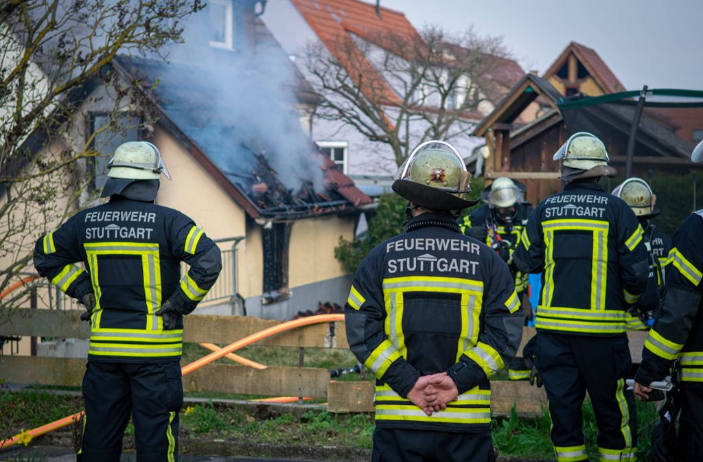 Die Feuerwehr bringt den Brand in Zuffenhausen schnell unter Kontrolle.