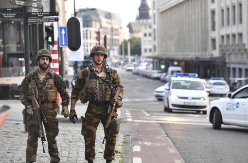 Polizisten und Soldaten sichern den Brüsseler Bahnhof ab. Foto: AP