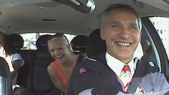 Ministerpräsident Stoltenberg lenkt Taxi 