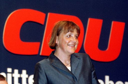 Die Bundestagswahl 1998 war für die CDU  und ihren Kanzlerkandidaten Kohl ein Debakel. CDU/CSU erhielten das schlechteste Ergebnis seit 1949. Gerhard Schröder (SPD) wurde Kanzler, erstmals wurde in Deutschland eine amtierende Bundesregierung abgewählt. Auf dem CDU-Bundesparteitag nach der Wahl wird Wolfgang Schäuble als neuer Vorsitzender der CDU gewählt und Merkel auf seinen Vorschlag hin als Generalsekretärin. Im Jahr 2000 schließlich war Merkel als Vorsitzende der CDU an der Spitze der Partei angelangt. Foto: dpa/Ralf Hirschberger