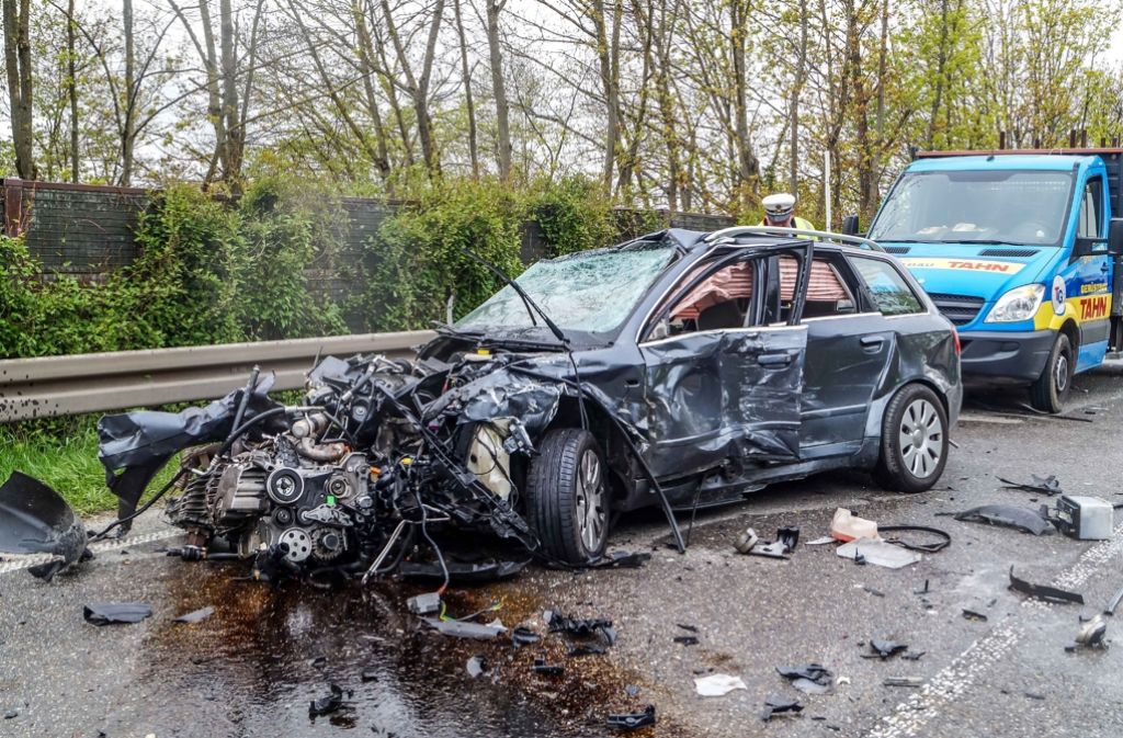 Der Audi einer 46-Jährigen wurde am Montag bei Schwieberdingen gleich von zwei Lkw erfasst.