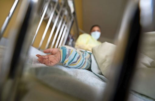 Ein am RS-Virus erkranktes kleines Kind wird in einem Krankenhaus behandelt. Derzeit häufen sich schwere Fälle. Foto: dpa/Marijan Murat