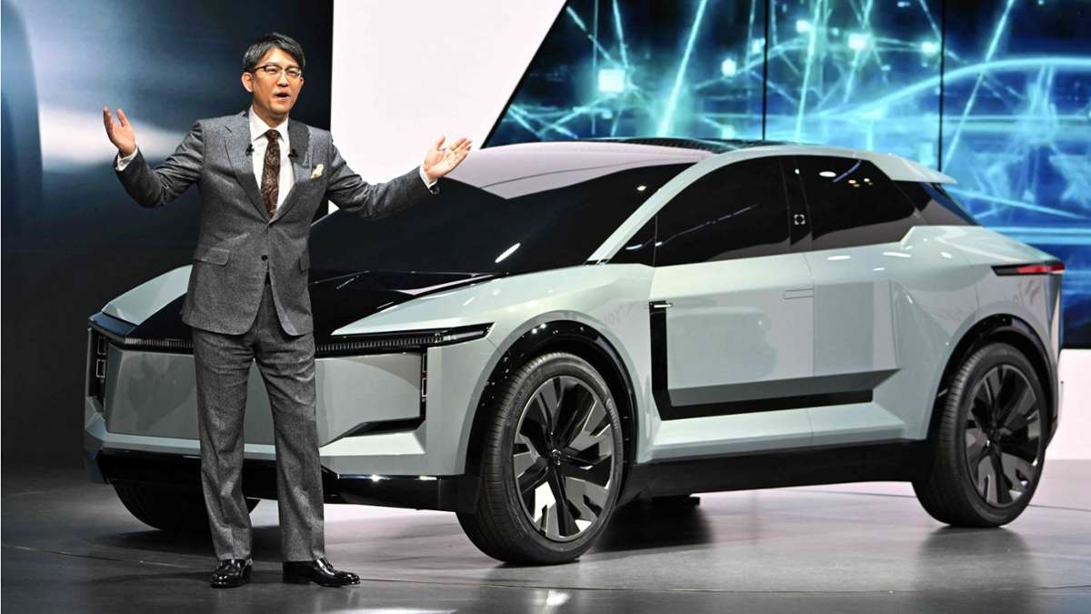 Toyota-Chef Koji Sato präsentiert den SUV FT-3E.