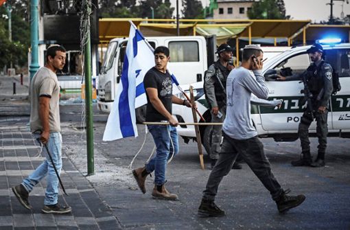Jüdische rechtsgerichtete Demonstranten marschieren mit israelischen Flaggen in Lod Anfang Mai. Foto: dpa/Oren Ziv