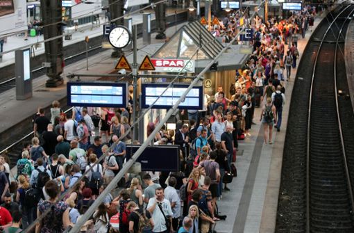Zahlreiche Fahrgäste warten am Hauptbahnhof auf ihren Zug. Der Hamburger Hauptbahnhof war wegen des Austritts von Kühlmittel teilweise evakuiert worden. Foto: dpa