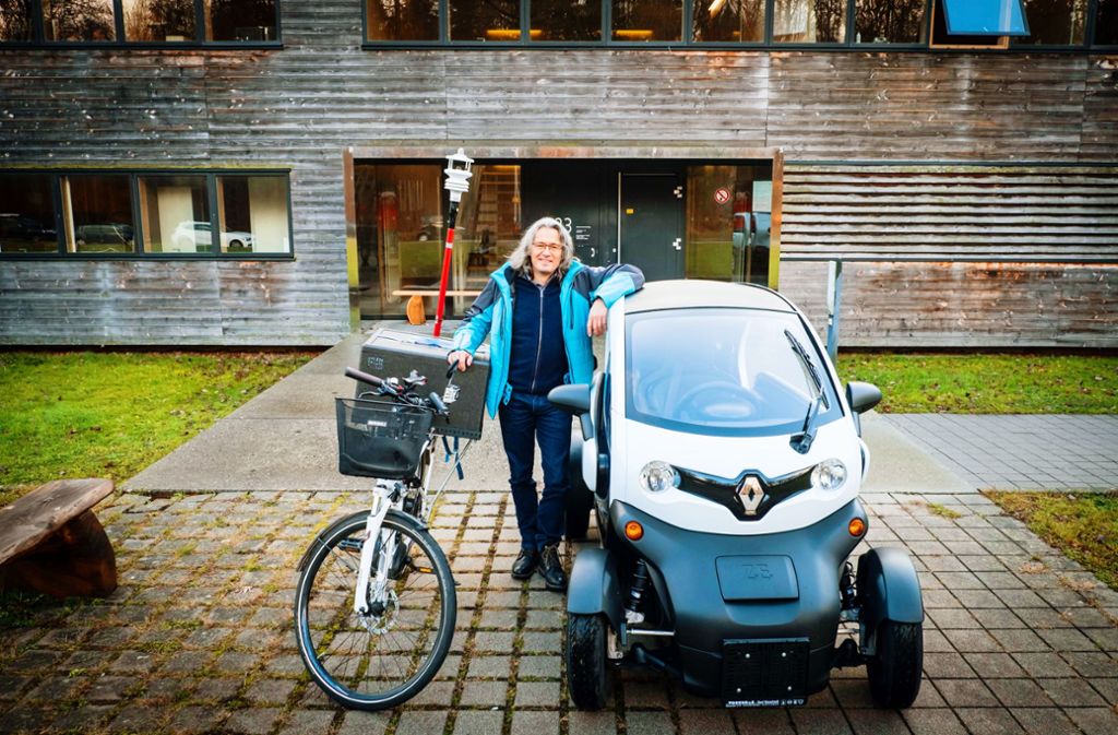 Stolz präsentiert Ulrich Vogt ein Messfahrrad seines Instituts sowie den neuen Dienstwagen, einen elektrischen Renault Twizy
