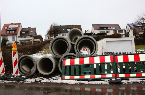An der Borkumstraße liegen schon die Leitungsrohre für den neuen Kanal bereit. Foto: Torsten Ströbele