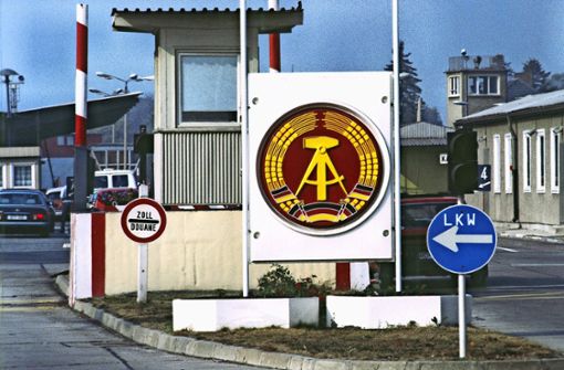 Der Grenzübergang Dreilinden – einer der Hauptübergänge an der Berliner Grenze zur damaligen DDR. Foto: akg-images / Mick Leeming