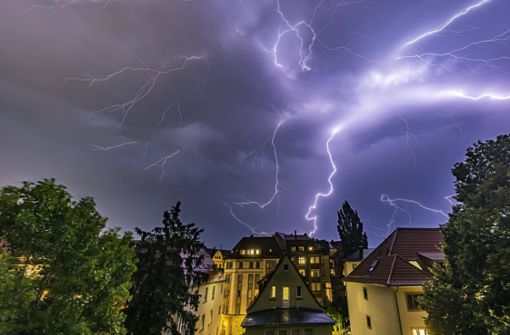 Ein Sommergewitter zieht über Stuttgart, die Landeshauptstadt Baden-Württembergs. Foto: IMAGO/imagebroker/IMAGO/imageBROKER/Arnulf Hettrich