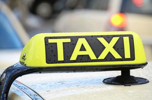 Weil ein 22-Jähriger seine Taxirechnung nicht bezahlen will, stellt ihn der Taxifahrer zu Rede. Am Ende erleidet der Fahrer eine Platzwunde am Kopf (Symbolbild). Foto: dpa