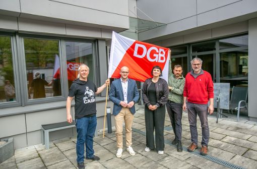 Wollen die Solidarität hochhalten: Martin Auerbach (DGB), Alessandro Lieb (IG Metall), Fabienne Fecht  (DGB), Peter Schadt (DGB) und Hartmut Zacher (NGG). Foto: Roberto Bulgrin/bulgrin