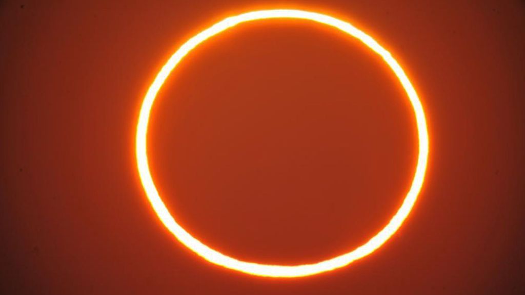 Seltenes Himmelsschauspiel: Ringförmige Sonnenfinsternis begeistert Beobachter