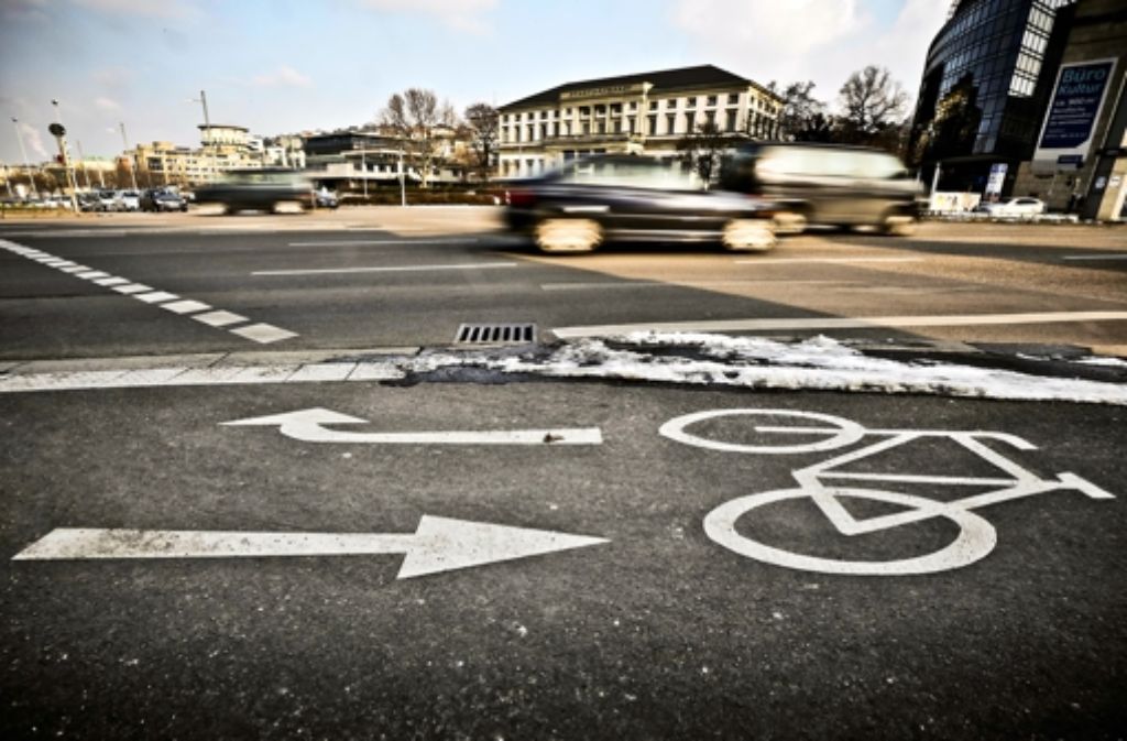 In welche Richtung geht es mit der Fahrradstadt Stuttgart: Wie hier am Charlottenplatz werden Radwege immer wieder verbessert und ausgebaut, doch noch bleibt viel zu tun. Foto: Max Kovalenko