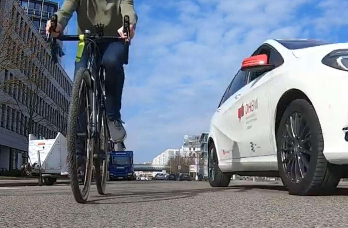 Wie eng werden Radfahrer in Stuttgart überholt? Das haben wir mit einem Studierendenteam der DHBW Stuttgart gemessen Foto: StZN/Schröppel