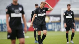 Enttäuschter Abgang: Der VfB Stuttgart hat auch das zweite Spiel nach der Corona-Zwangspause verloren. Foto: Baumann