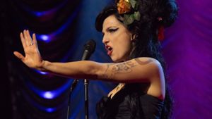 Perfekt gecastet: Marisa Abela spielt in Back o Black Amy Winehouse. Foto: © Dean Rogers © STUDIOCANAL SAS