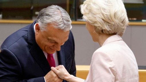 Viktor Orban kann auch charmant sein – hier beim Handkuss mit Kommissionschefin Ursula von der Leyen. Foto: AFP/LUDOVIC MARIN