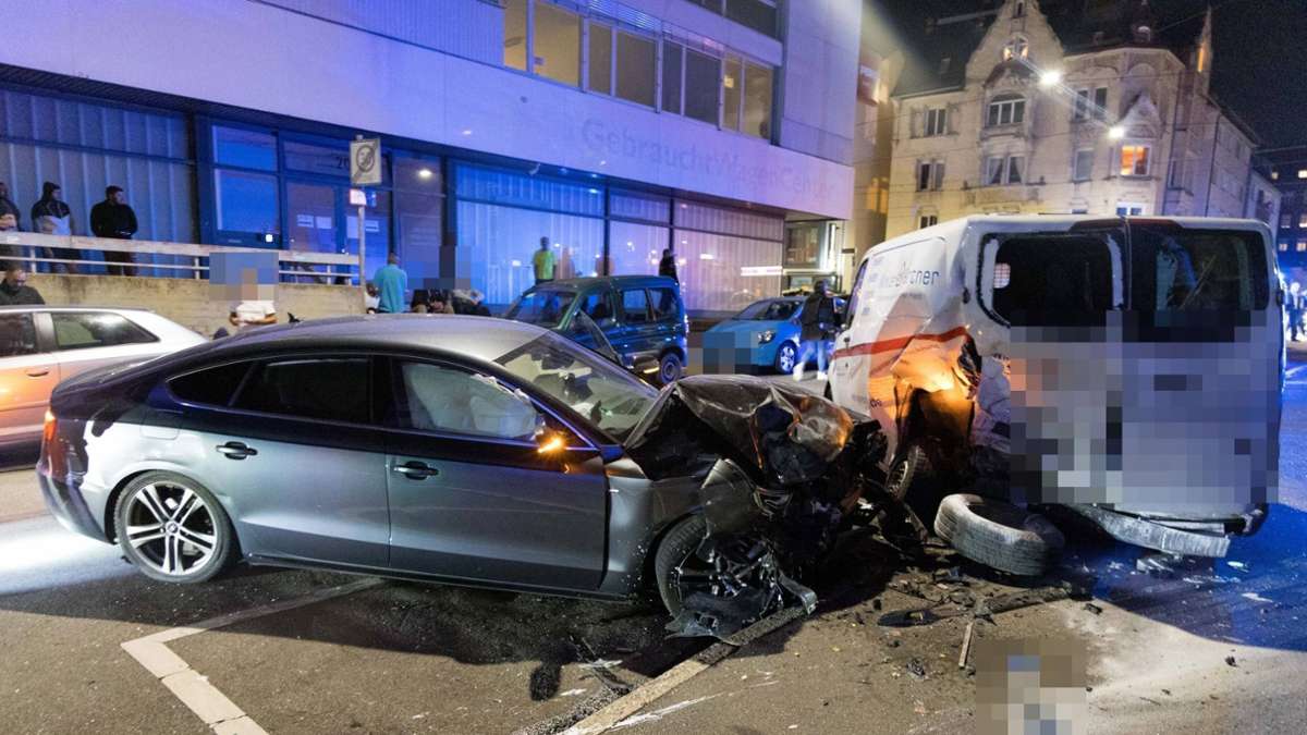 Stuttgarter Polizei sucht Zeugen: 23-Jährige fährt gegen geparkte Autos und verletzt sich schwer