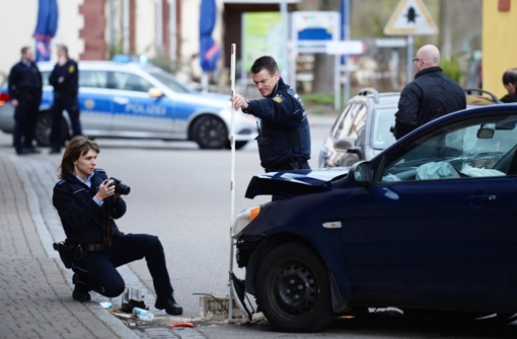 Nach dem Überfall auf eine Sparkassenfiliale in Gottenheim ist der Räuber mit seinem Auto bei einem Unfall tödlich verunglückt.