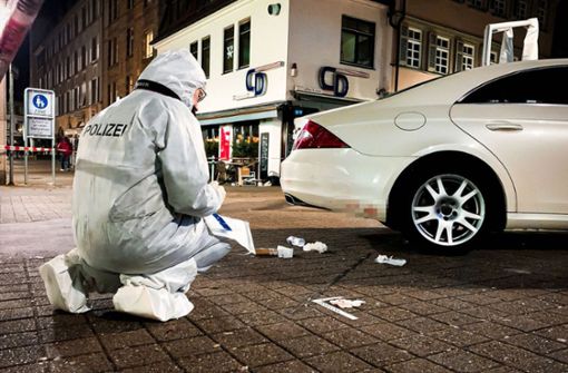 Spurensicherung am Tatort: Am Josef-Hirn-Platz wurde ein 23-Jähriger niedergestochen. Foto: 7aktuell