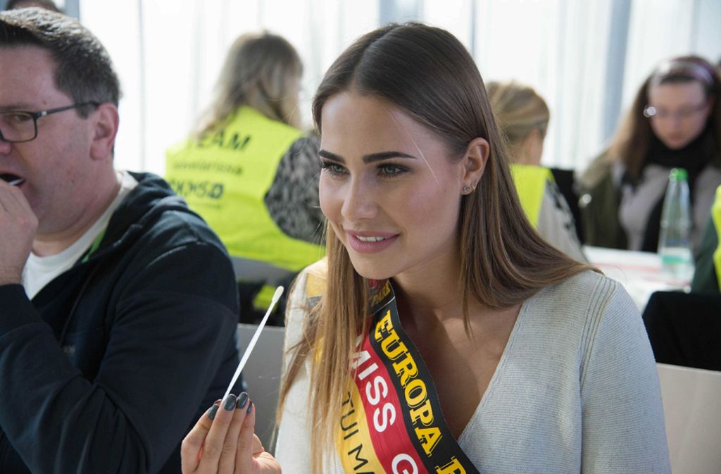 Miss Germany Anahita Rehbein lässt sich typisieren. Foto: SDMG