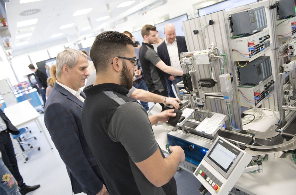 Im Daimler-Labor lernen die Azubis, wie eine Smart Factory funktioniert. An der Miniaturausgabe einer echten Produktionslinie müssen sie neben den vernetzten Abläufen auch die Software verstehen.