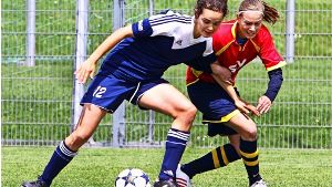 Lilith Knauf (rechts, gegen Elisa Koschera, SV Hoffeld)  steht der SGM TSV Heumaden/SV Sillenbuch wegen ihres Studiums in Bamberg nur noch  als Stand-by-Spielerin zur Verfügung. Foto: Archiv Yavuz Dural