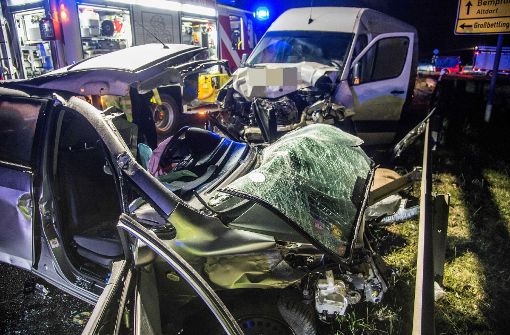 Der Kleinwagen ist bei dem Unfall völlig zerstört worden. Foto: SDMG