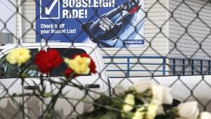 Nahe der Unglücksstelle in Calgary, wo zwei Brüder am Wochenende ums Leben kamen, stecken Blumen im Zaun Foto: dpa