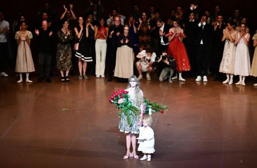 Starsolistin Alicia Amatriain zum Abschied mit ihrer Tochter auf der Bühne des Stuttgarter Balletts. Foto: Stuttgarter Ballett