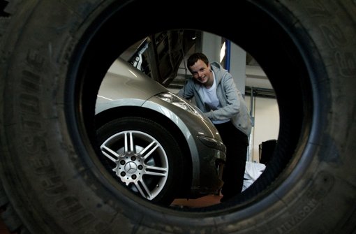 George Greenlee hilft in der  Werkstatt beim Reifen wechseln und Bremsen reparieren. Foto: Sauer