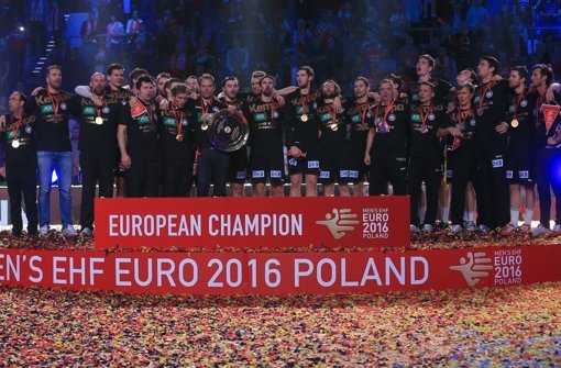 So sehen Sieger aus: Die deutschen Handballer feiern ihren Titel Foto: dpa Foto:  