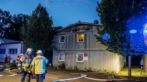 Die Feuerwehr war nach einem Brand in einer Obdachlosenunterkunft in Herrenberg mit einem Großaufgebot vor Ort. Foto: SDMG/ Dettenmeyer