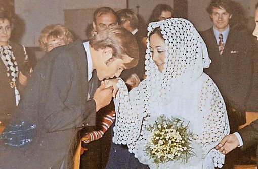 Mit „Ganz in weiß, mit einem Blumenstrauß“ hatte Roy Black 1966 die deutsche Hitparade gestürmt. 1971 hat Gert Fenselau seine „Nella“ geehelicht, „Si“ gesagt und Handküsschen verteilt. Die Festgemeinde aber rief: „Dare un bacio!“ –  Küss die Braut! Foto:  