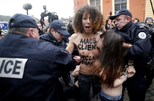 Femen-Aktivistinnen warten in Lille vor dem Gerichtssaal... Foto: dpa