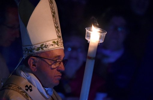Papst Franziskus bei der Feier der traditionellen Osternacht. Foto: dpa