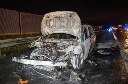Der BMW brannte komplett aus. Foto: 7aktuell.de/Nils Reeh