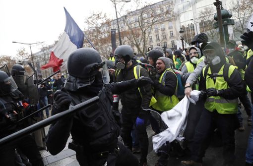 Bereitschaftspolizisten während einer Demonstration der sogenannten „Gelbwesten“. Foto: AP