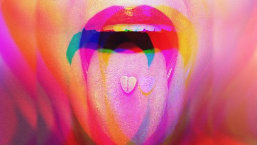 Die Fotomontage zeigt eine Frau mit einer psychodelischen Pille auf ihrer Zunge. Foto: Imago/Zoonar