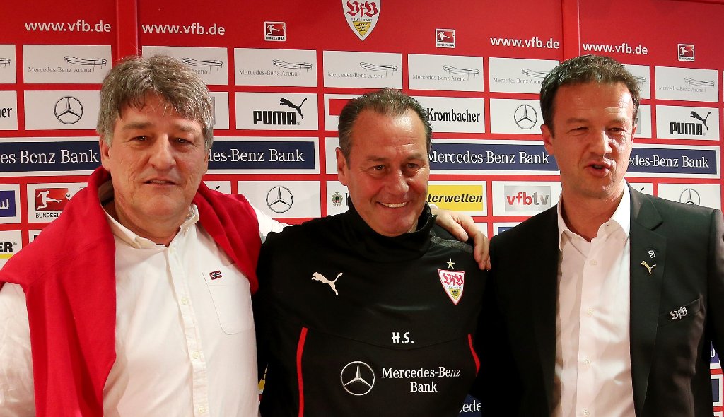 Fredi Bobic (rechts) und Präsident Bernd Wahler (links) haben am Montag den neuen VfB-Stuttgart-Trainer Huub Stevens (Mitte) offiziell vorgestellt.