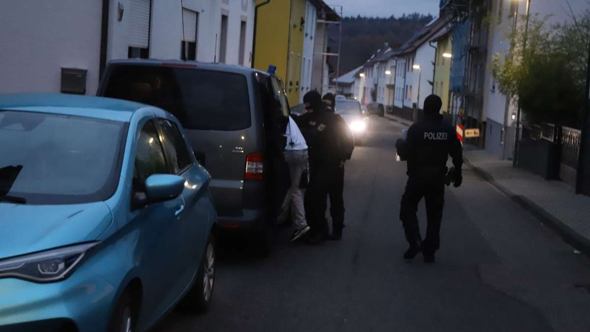 Bundesweite Razzia bei Reichsbürgern: 25 Festnahmen – Tausende Polizisten rücken aus