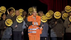 Der König amüsiert sich - Roger Smeerts und der Chor der Komischen Oper Berlin Foto: Ilko Freese/Komische Oper Berlin